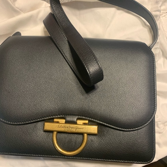 🚦🔥 Salvatore Ferragamo Purse 🔥🚦 - Picture 1 of 4